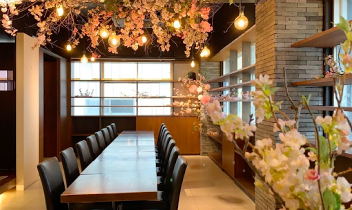 桜が咲いてるおしゃれカフェのバーチャル背景